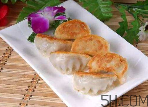 煎餃可以先蒸后煎嗎？煎餃?zhǔn)巧暹€是熟煎？