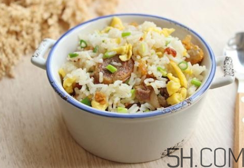 蛋炒飯可以放生抽嗎 蛋炒飯放生抽還是老抽？