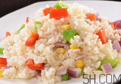蛋炒飯為什么要用隔夜飯？蛋炒飯可以用熱飯嗎？