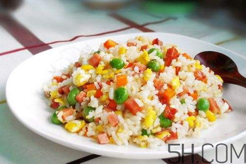 蛋炒飯為什么要用隔夜飯？蛋炒飯可以用熱飯嗎？