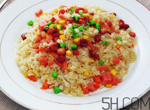 蛋炒飯?jiān)趺醇訜幔康俺达埼⒉t加熱多久？