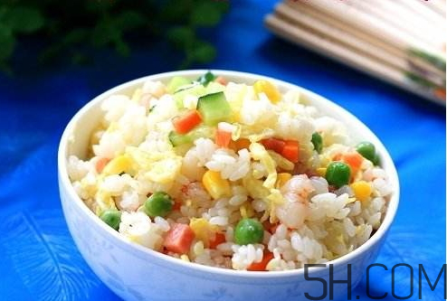 蛋炒飯?jiān)趺醇訜?？蛋炒飯微波爐加熱多久？