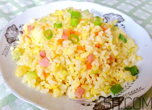 蛋炒飯?jiān)趺醇訜幔康俺达埼⒉t加熱多久？