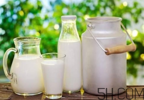 早上喝牛奶豐胸嗎？早上喝牛奶會胖嗎？