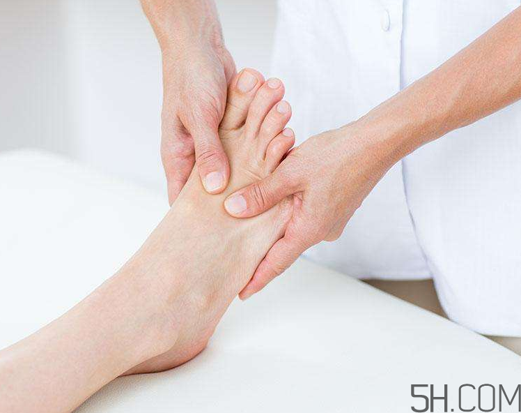 腳氣會引起灰指甲嗎？腳氣加灰指甲怎么治？