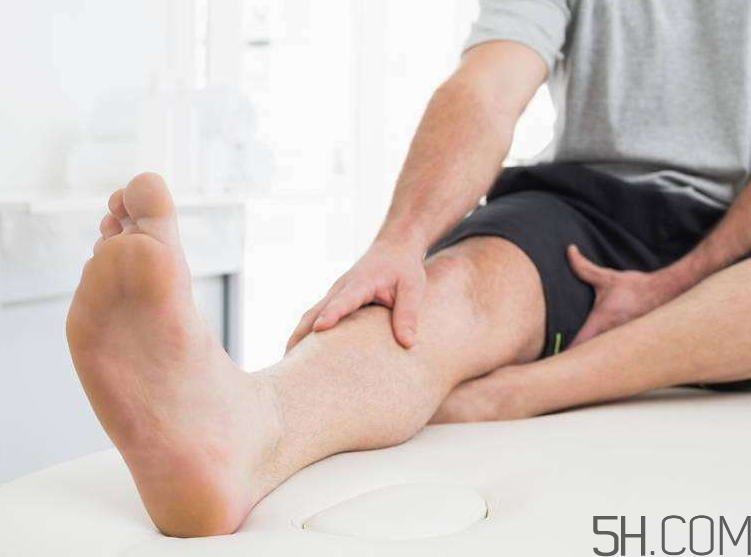 腳氣用鹽水泡腳有用嗎？用鹽水泡腳治腳氣嗎？