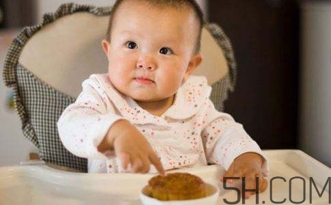 寶寶多大可以吃月餅？寶寶吃月餅會上火嗎？