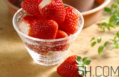 草莓怎么洗不會(huì)爛掉？草莓農(nóng)藥殘留為什么多？