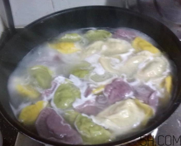 煮餃子用冷水還是熱水？煮餃子用大火還是小火？