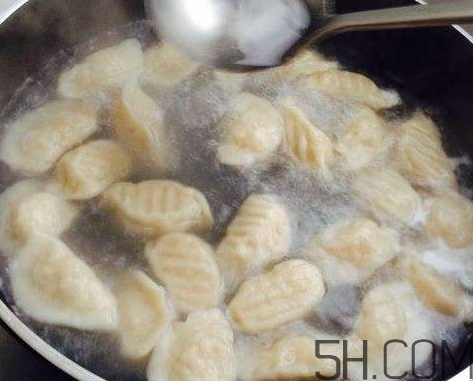 煮餃子用冷水還是熱水？煮餃子用大火還是小火？