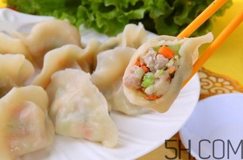 煮餃子用冷水還是熱水？煮餃子用大火還是小火？