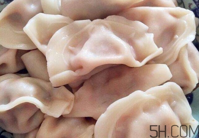 煮餃子用冷水還是熱水？煮餃子用大火還是小火？