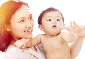 母乳和奶粉哪個(gè)好？媽媽開心最重要