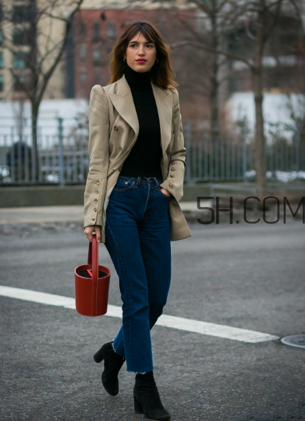 紅色包包配什么顏色衣服？紅色包包怎么搭配？