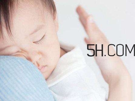 抱著寶寶睡覺到底好不好？如何糾正抱著寶寶睡覺？