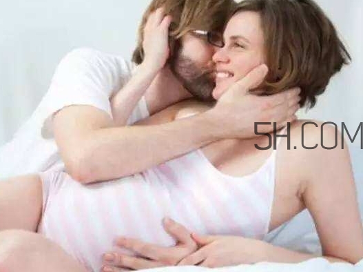 孕晚期同房有助于生產(chǎn)嗎？孕晚期同房對胎兒有影響嗎？