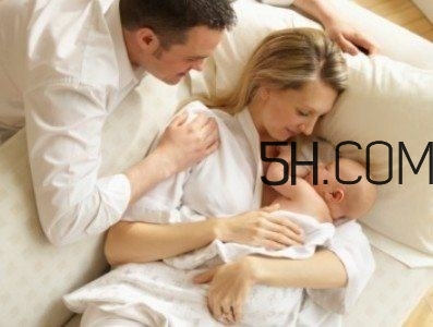 抱著寶寶睡覺到底好不好？如何糾正抱著寶寶睡覺？