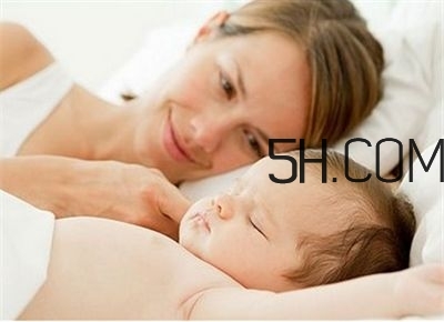 抱著寶寶睡覺到底好不好？如何糾正抱著寶寶睡覺？