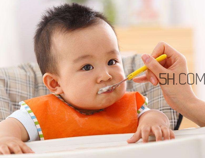 母乳和奶粉哪個好？媽媽開心最重要