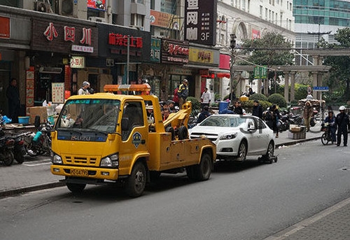 汽車拖車費(fèi)能報(bào)嗎？汽車的前后拖車孔怎么打開？