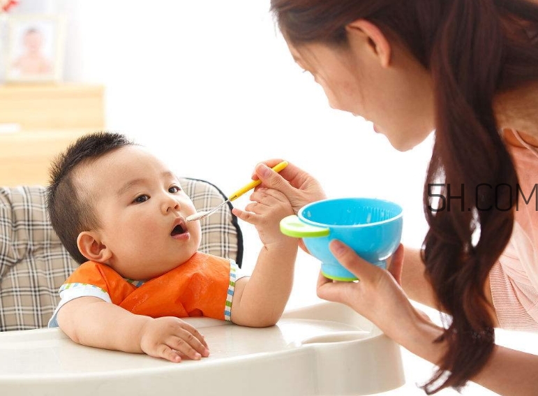 寶寶多大可以自己吃飯？如何讓寶寶愛上吃飯？