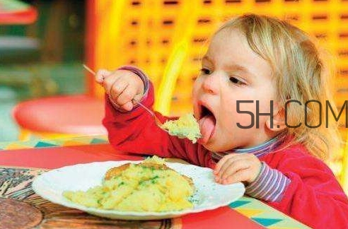 教會(huì)寶寶自己吃飯，你做到這些了嗎？