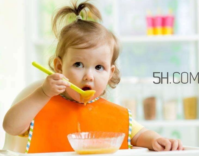 寶寶多大可以自己吃飯？如何讓寶寶愛上吃飯？