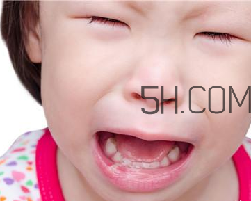 幼兒嘴巴長(zhǎng)泡疹怎么辦才好？小兒腦癱與發(fā)育遲緩一樣嗎？