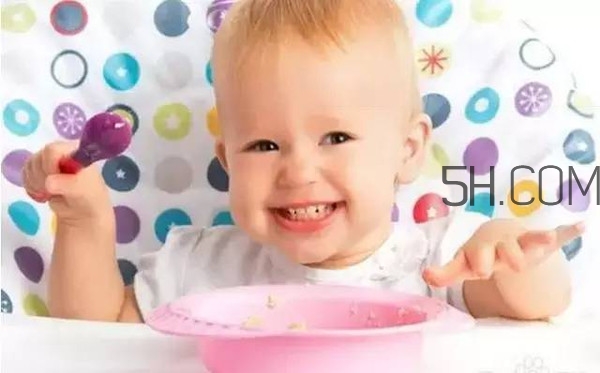 寶寶多大可以自己吃飯？如何讓寶寶愛上吃飯？