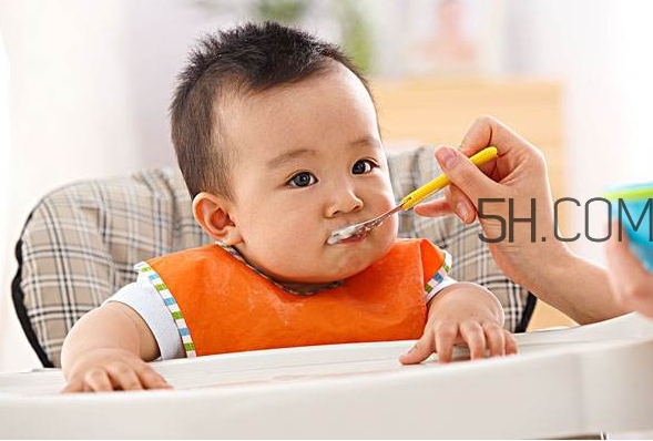 寶寶多大可以自己吃飯？如何讓寶寶愛上吃飯？