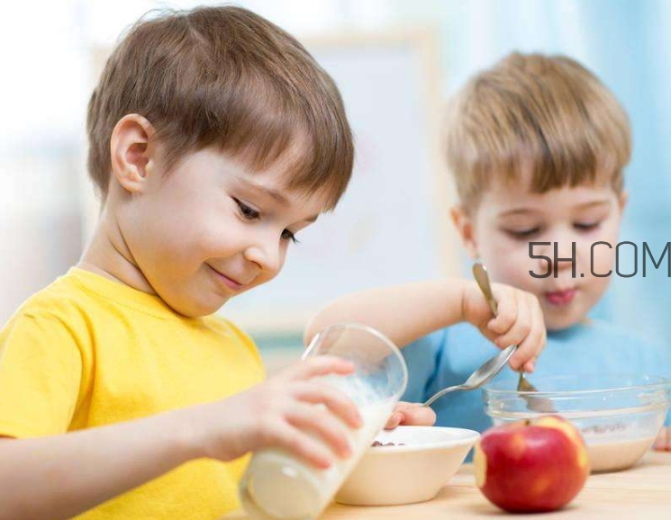 寶寶多大可以自己吃飯？如何讓寶寶愛上吃飯？