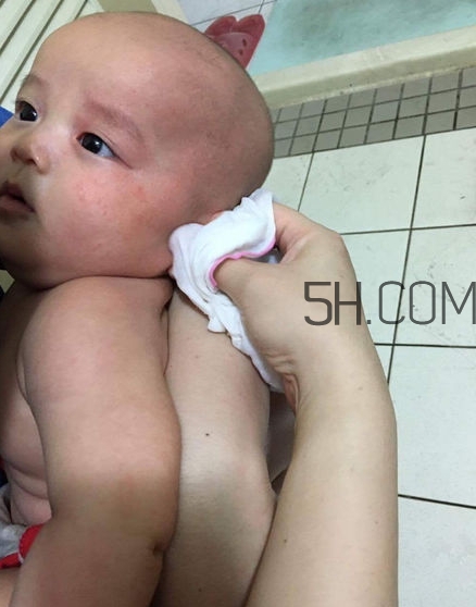 如何正確給寶寶洗澡？給寶寶洗澡水溫多少度？