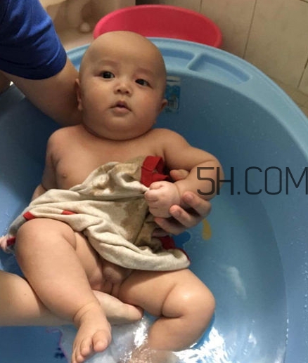如何正確給寶寶洗澡？給寶寶洗澡水溫多少度？