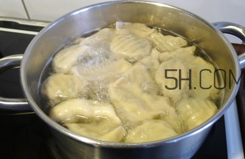 為什么餃子煮熟了會浮起來？餃子煮多久才熟？
