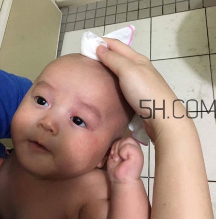 如何正確給寶寶洗澡？給寶寶洗澡水溫多少度？