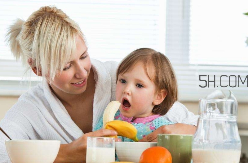 寶寶多大可以自己吃飯？如何讓寶寶愛上吃飯？