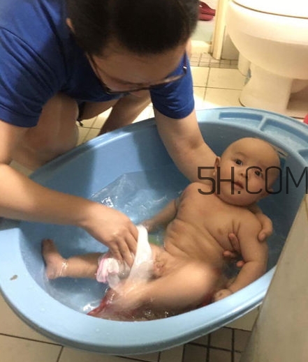 如何正確給寶寶洗澡？給寶寶洗澡水溫多少度？