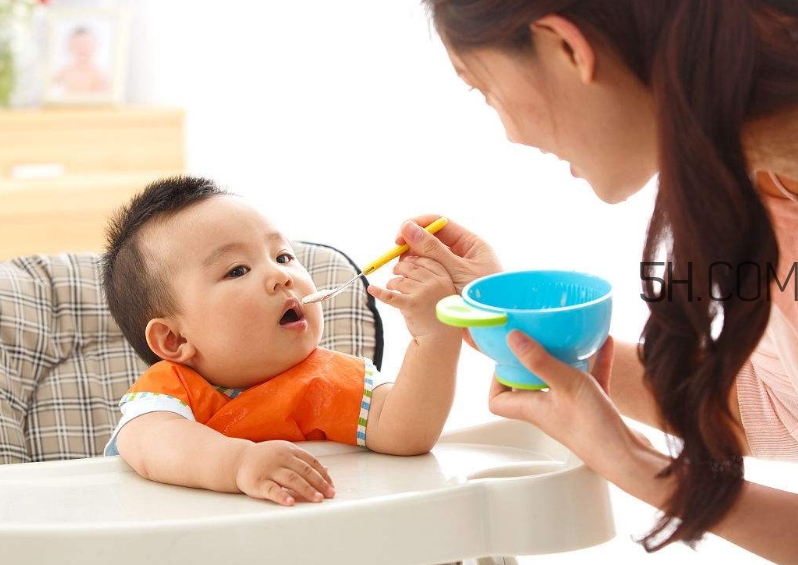 教會(huì)寶寶自己吃飯，你做到這些了嗎？