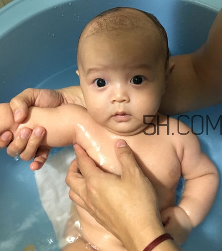 如何正確給寶寶洗澡？給寶寶洗澡水溫多少度？