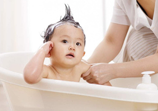 如何正確給寶寶洗澡？給寶寶洗澡水溫多少度？