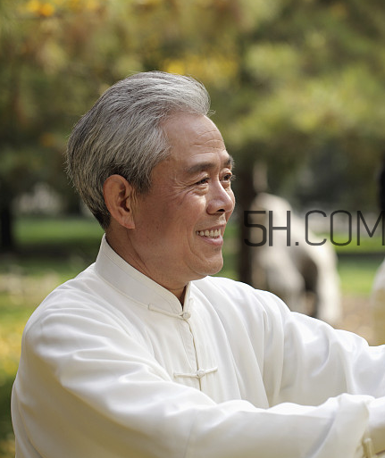 頸椎病能游泳嗎？頸椎病能引起胸疼嗎？