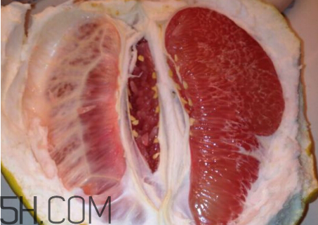 紅心柚和白心柚有什么區(qū)別？柚子皮泡水喝的作用？