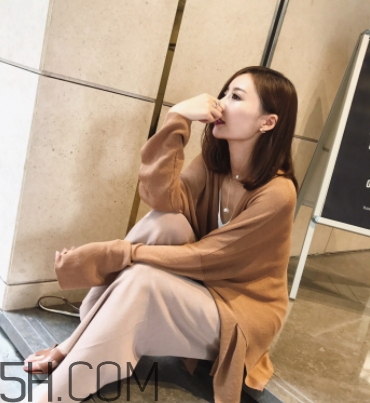 焦糖色風(fēng)衣配什么內(nèi)搭？焦糖色風(fēng)衣里面穿什么