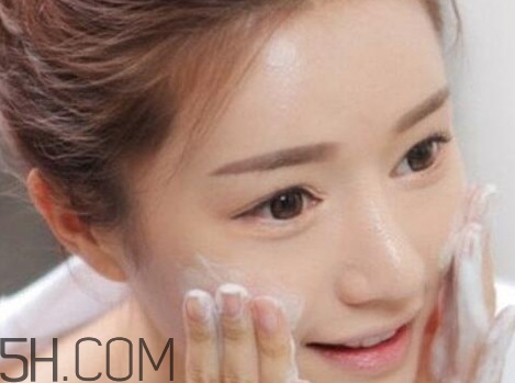 皮膚過(guò)敏是什么原因引起的？皮膚過(guò)敏和蕁麻疹的區(qū)別