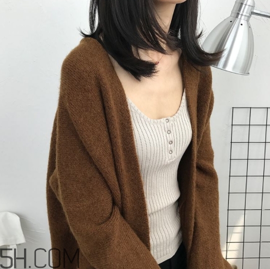 焦糖色毛衣配什么顏色好看？焦糖色毛衣搭配圖片