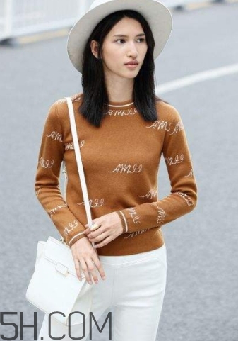 焦糖色毛衣配什么褲子？焦糖色毛衣配什么鞋子？
