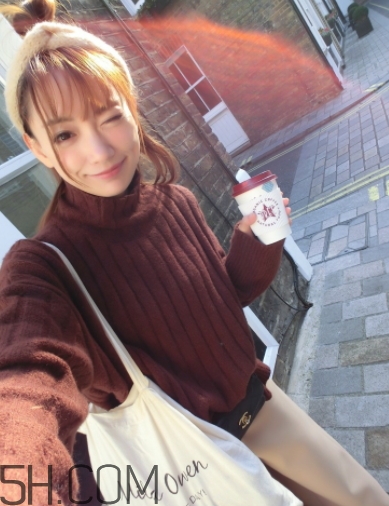 焦糖色毛衣配什么褲子？焦糖色毛衣配什么鞋子？