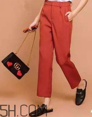 焦糖色褲子配什么鞋子？焦糖色褲子配什么襪子