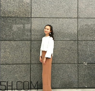 焦糖色褲子配什么鞋子？焦糖色褲子配什么襪子