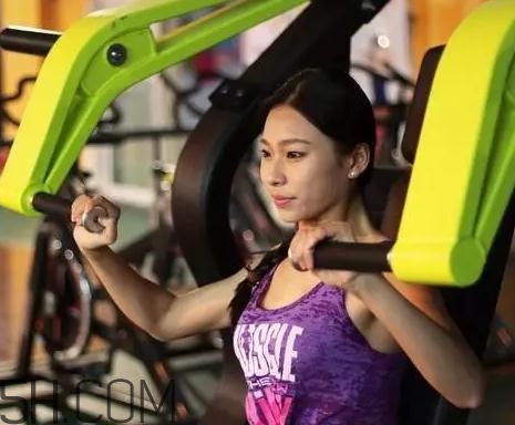 坐姿推胸練哪里？坐姿推胸動作要領